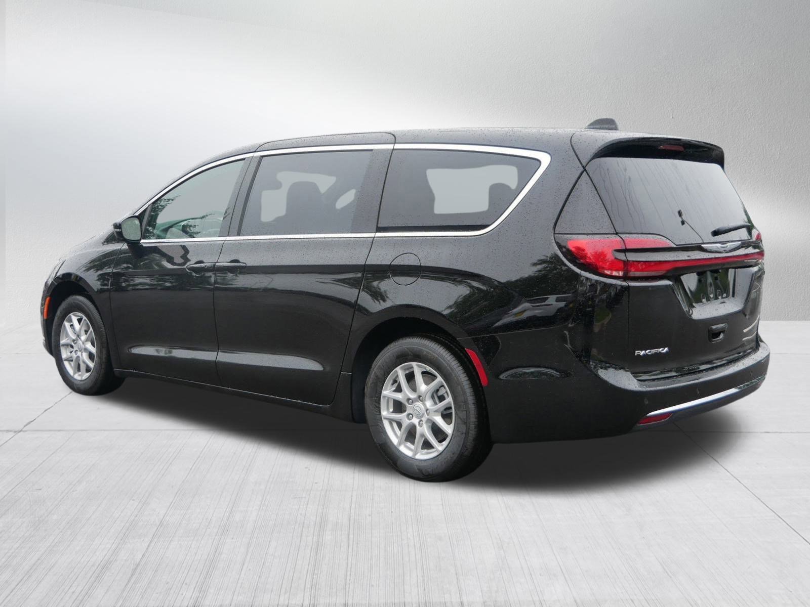 2026 Chrysler Pacifica photo 5