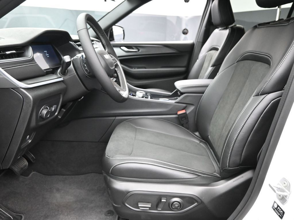 2025 Jeep Grand Cherokee Altitude photo 11