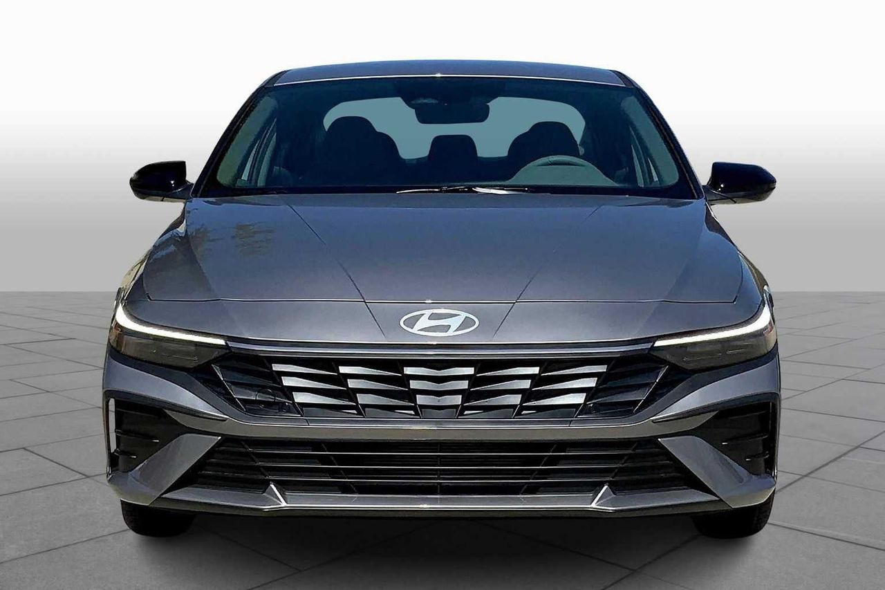 2025 Hyundai Elantra SEL Sport photo 3