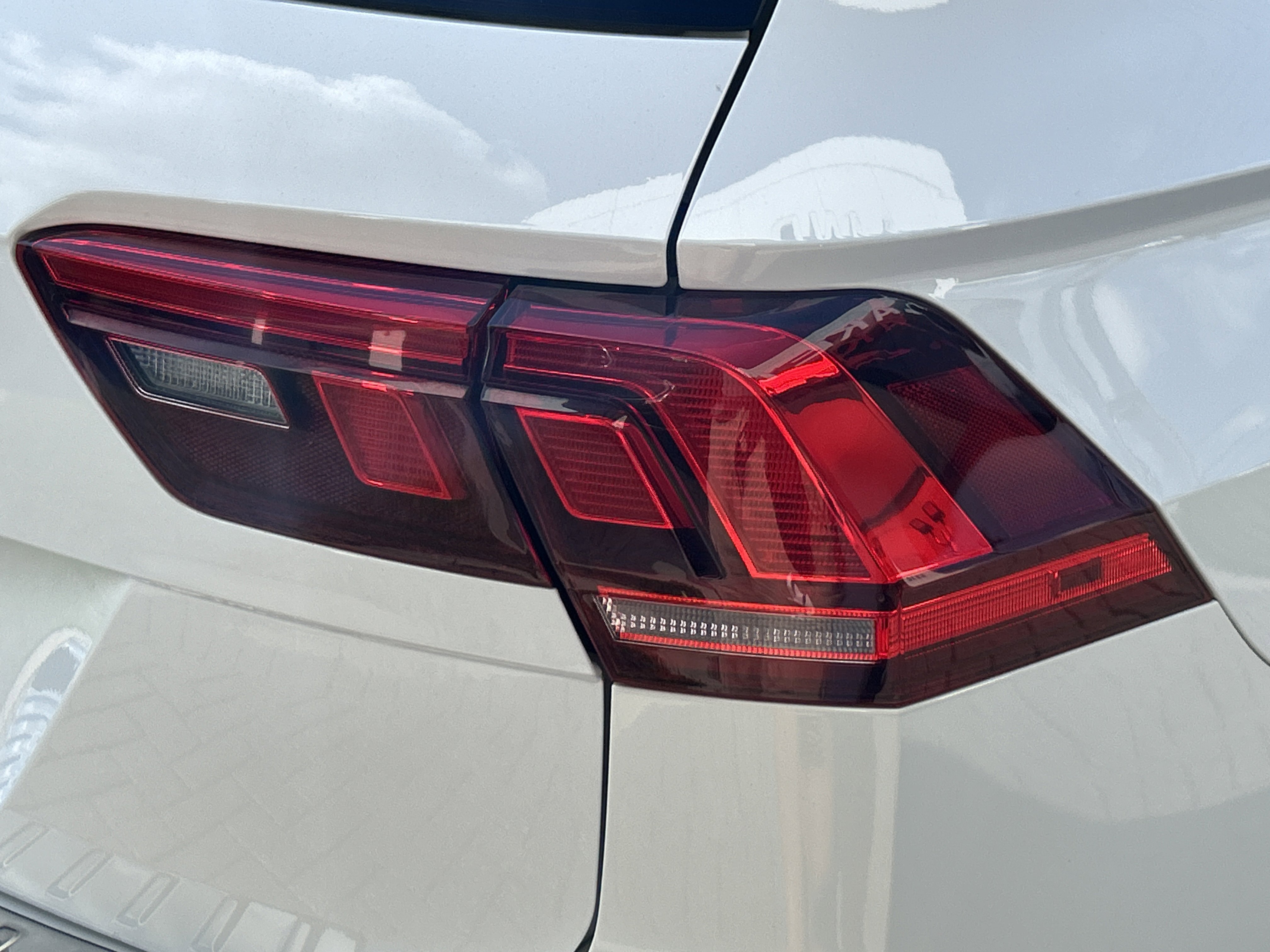 2021 Volkswagen Tiguan SE photo 3