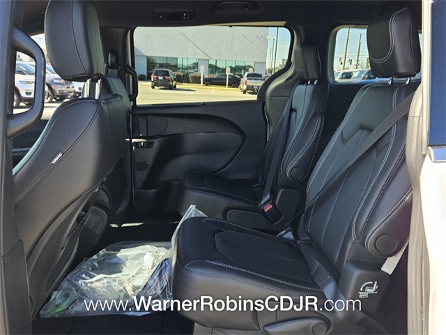 2026 Chrysler Pacifica photo 3