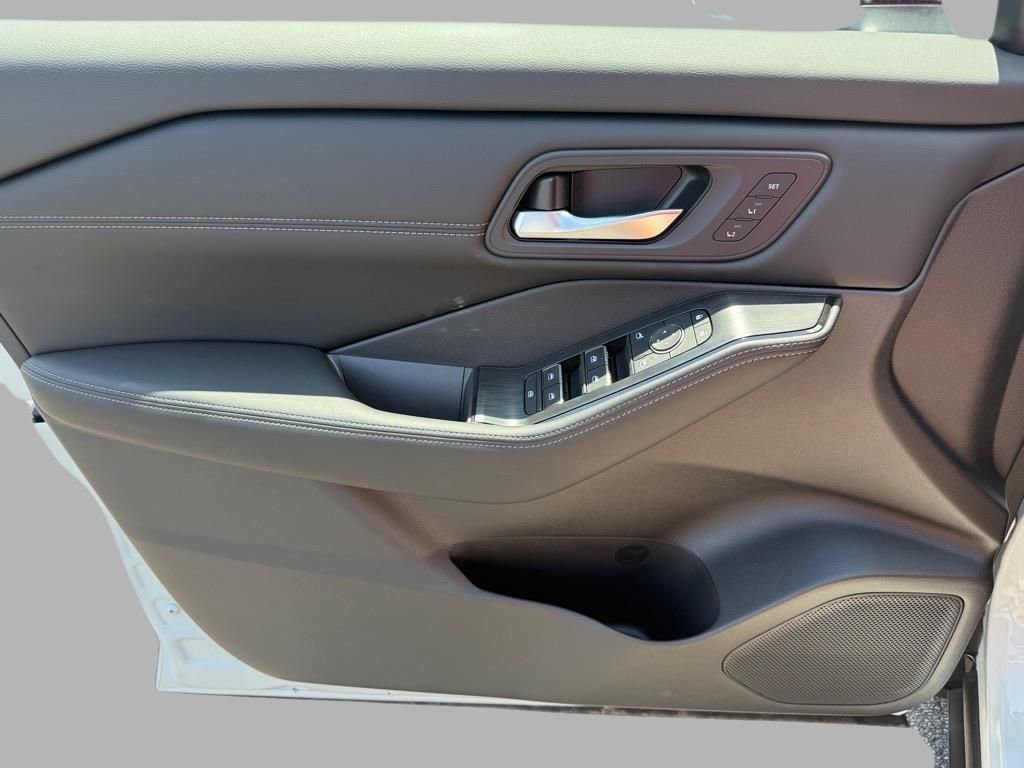 2025 Nissan Rogue SL photo 11