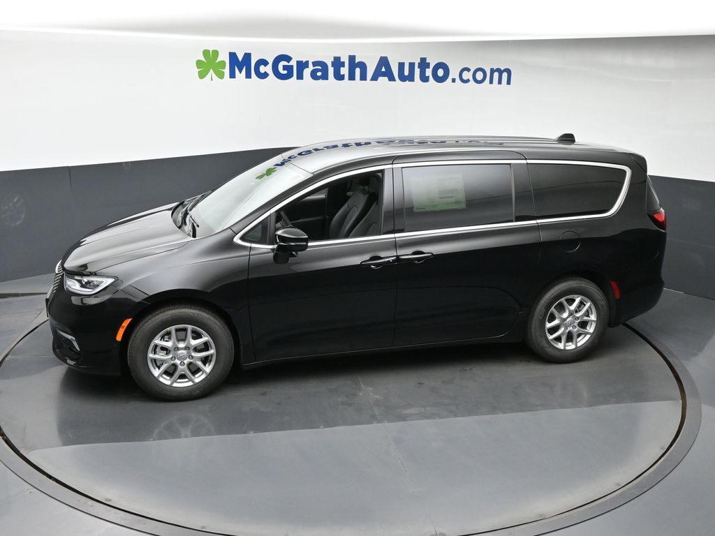 2026 Chrysler Pacifica photo 18
