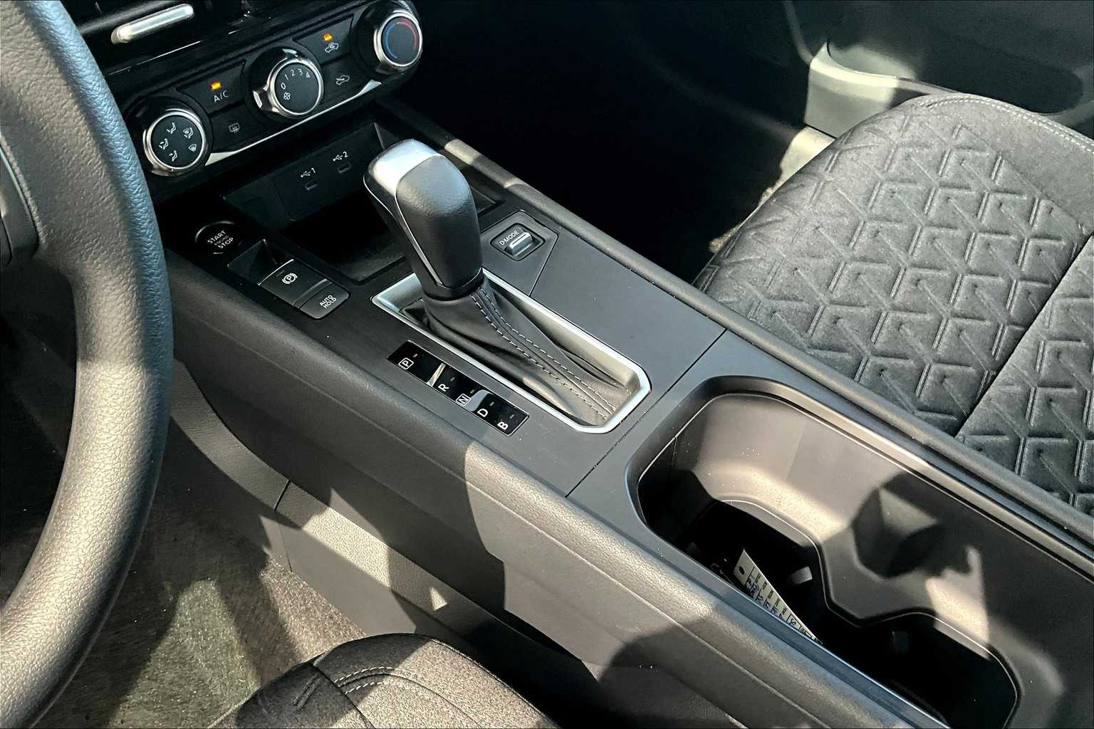 2025 Nissan Kicks SV photo 8