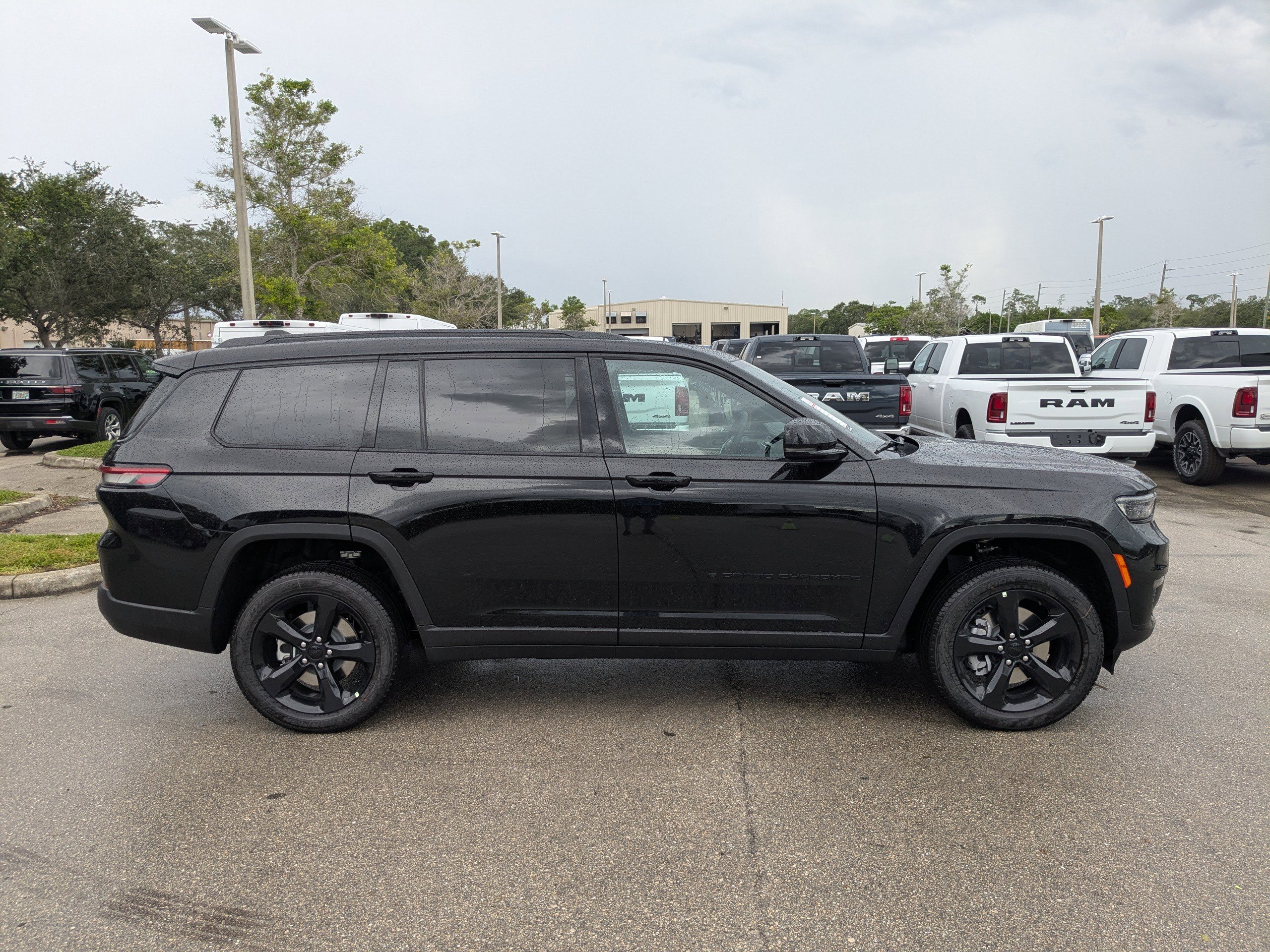 2025 Jeep Grand Cherokee Limited photo 2