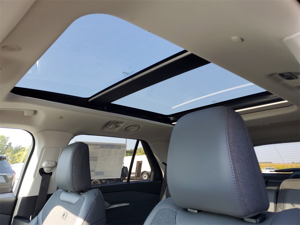 2025 Ford Explorer photo 4