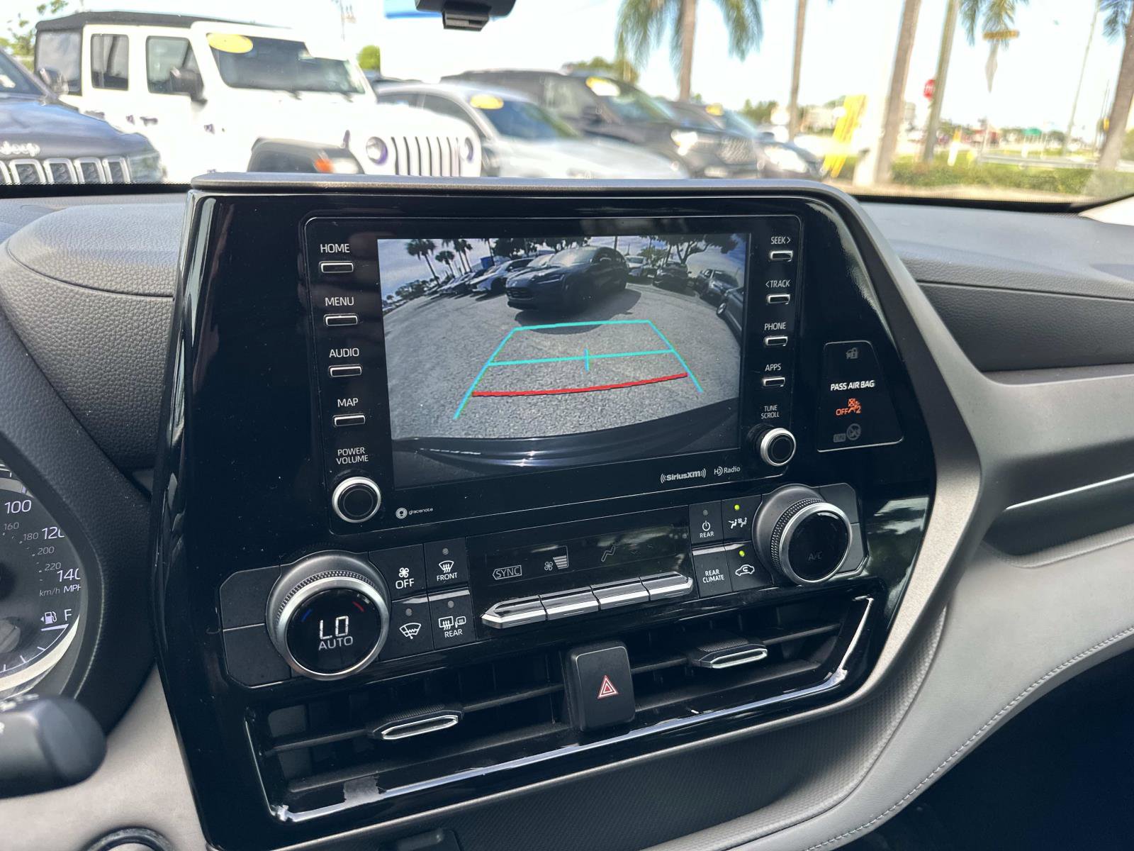 2022 Toyota Highlander LE photo 21