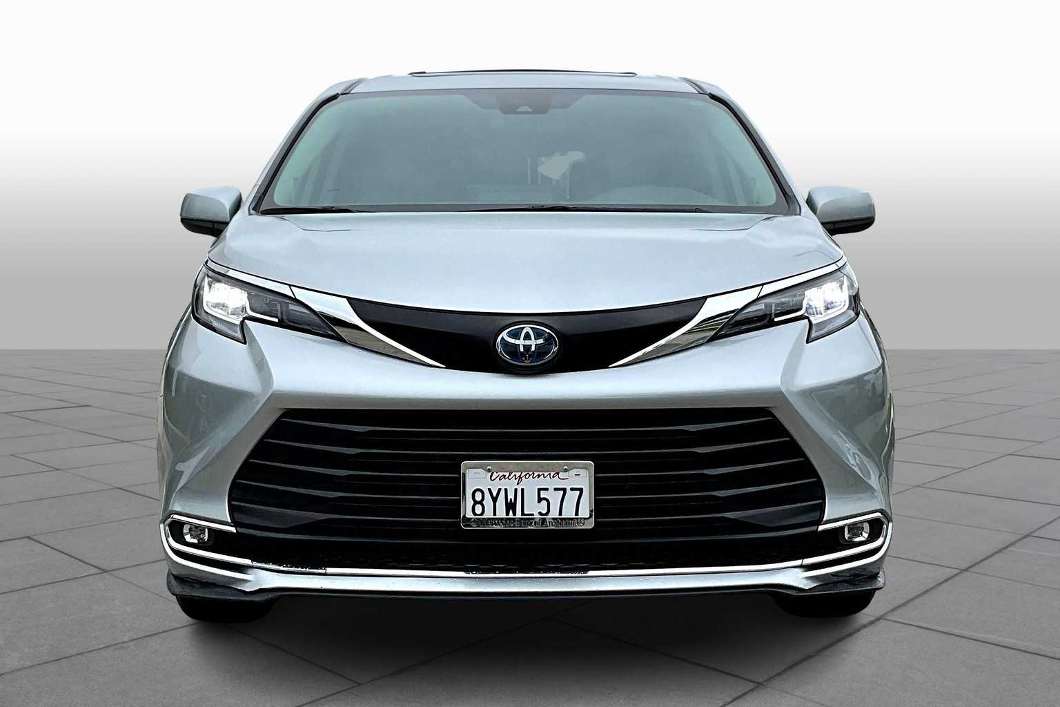 2022 Toyota Sienna XLE photo 3