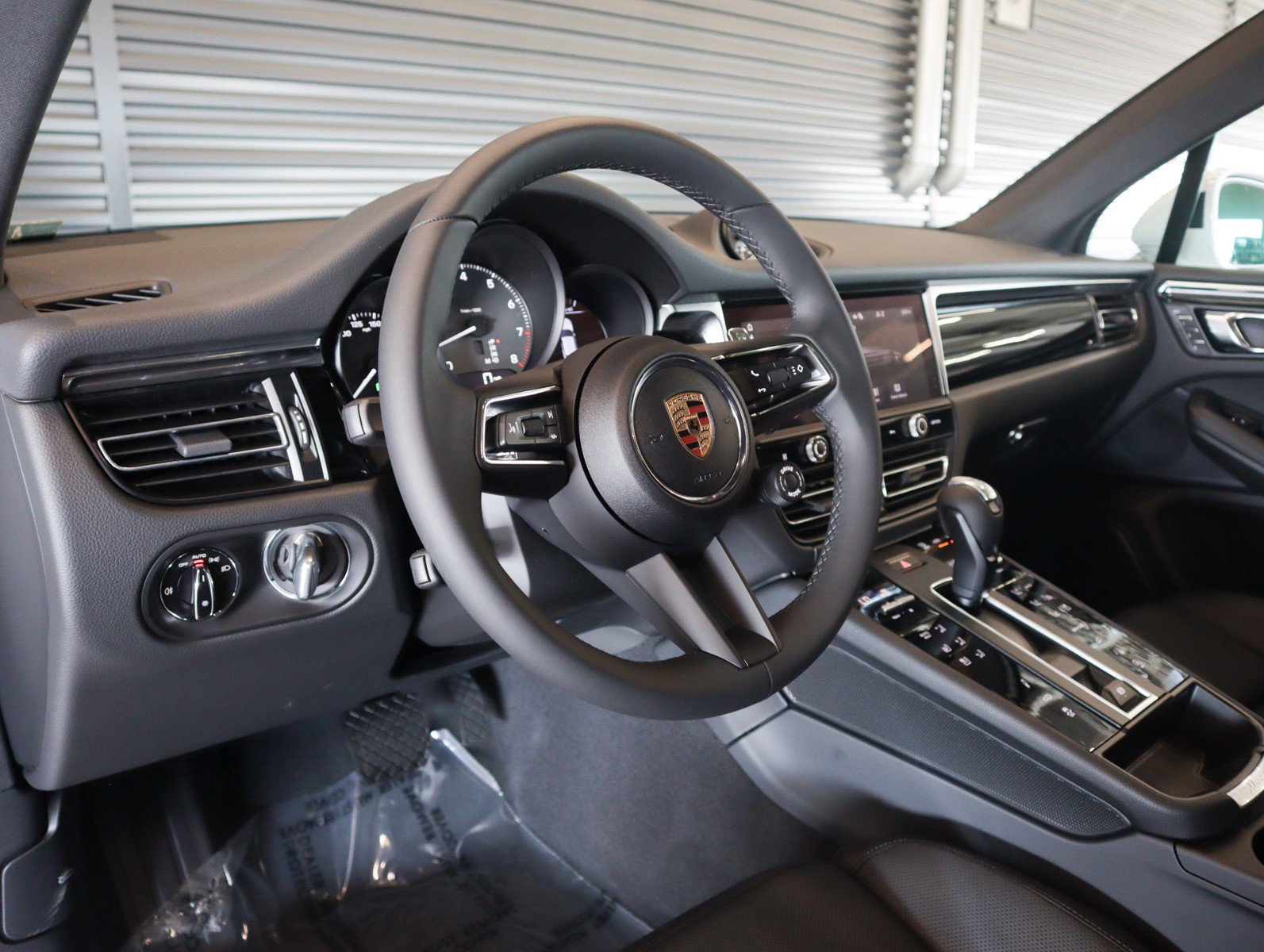 2025 Porsche Macan S photo 4