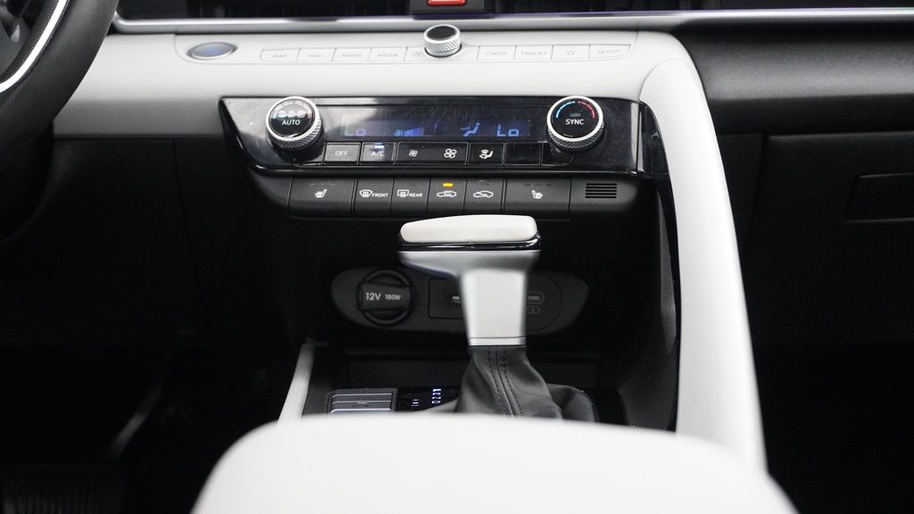 2024 Hyundai Elantra Limited photo 30