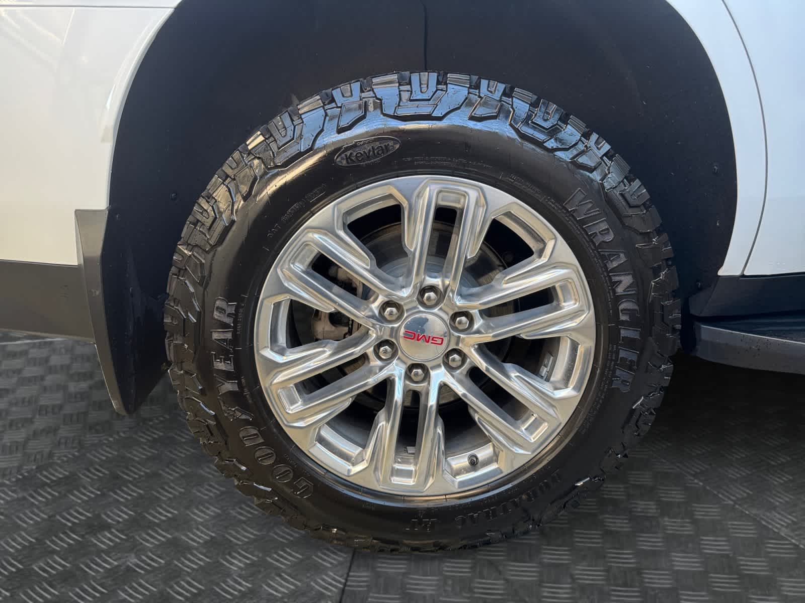 2022 GMC Yukon SLT's photo