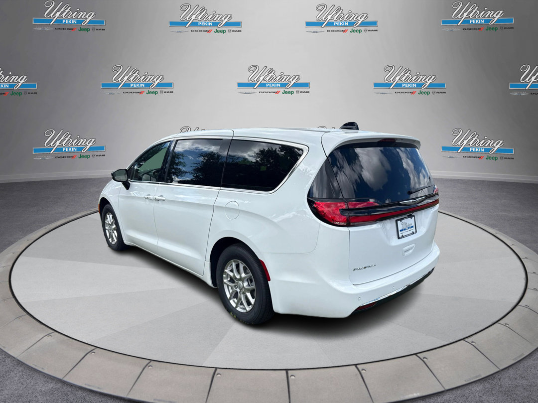 2026 Chrysler Pacifica photo 4