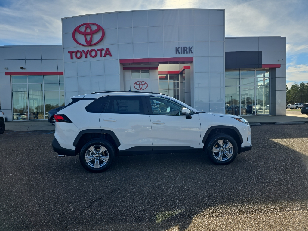 2025 Toyota RAV4 XLE's photo