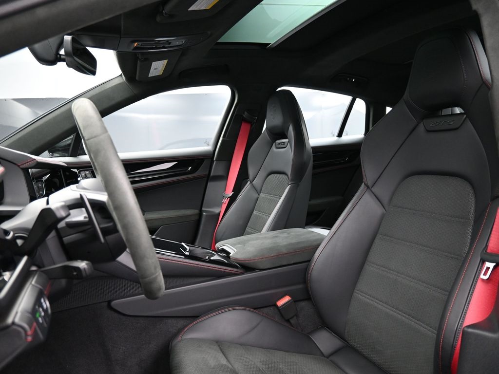 2025 Porsche Panamera GTS photo 4