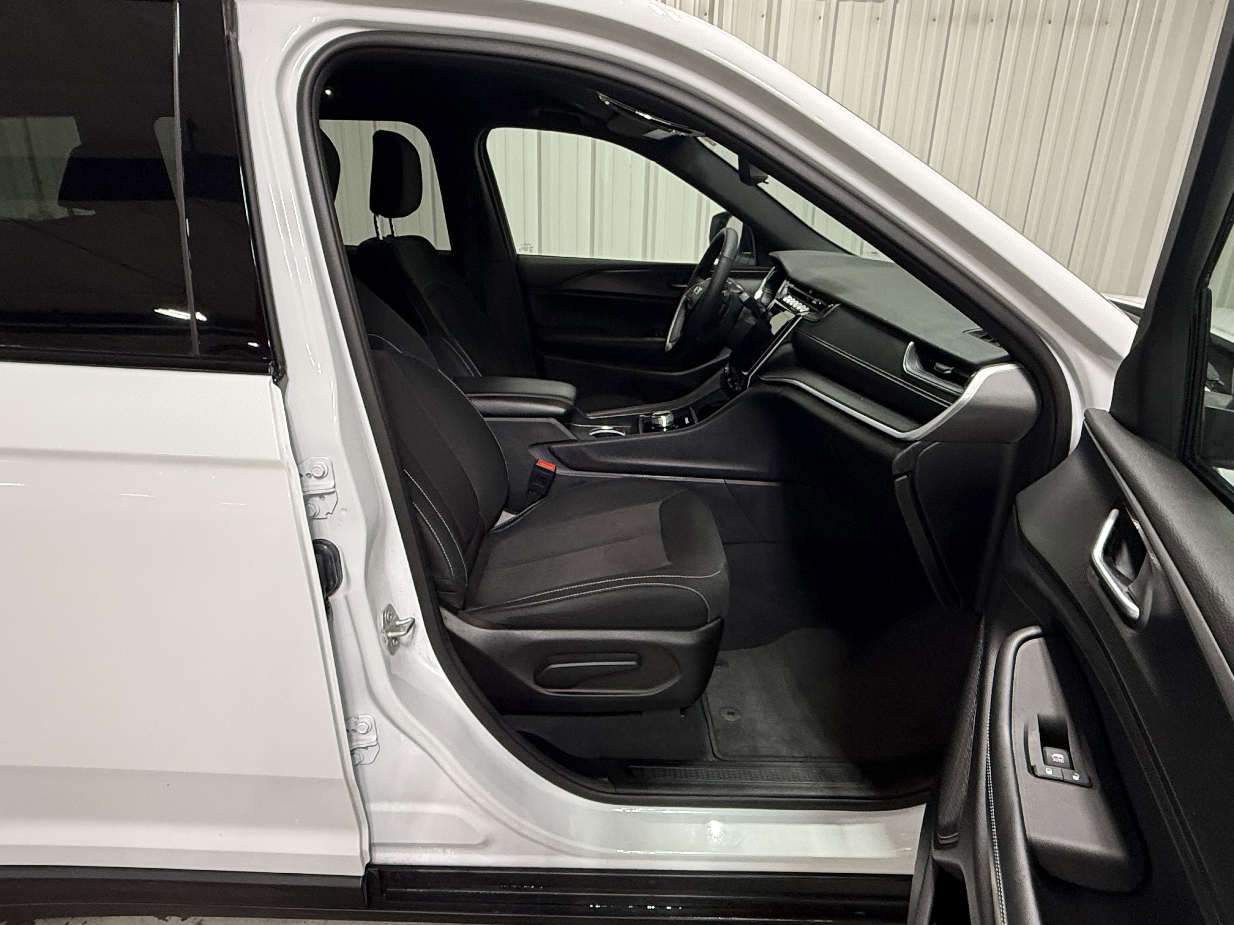 2024 Jeep Grand Cherokee Laredo photo 3