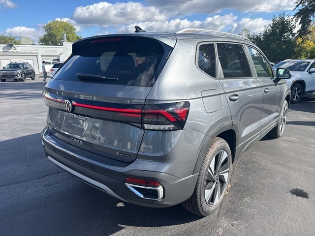 2025 Volkswagen Taos SE photo 2