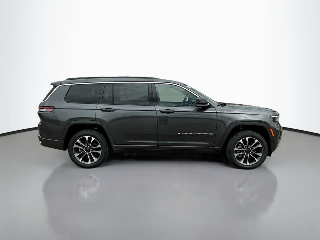 2025 Jeep Grand Cherokee Overland photo 3