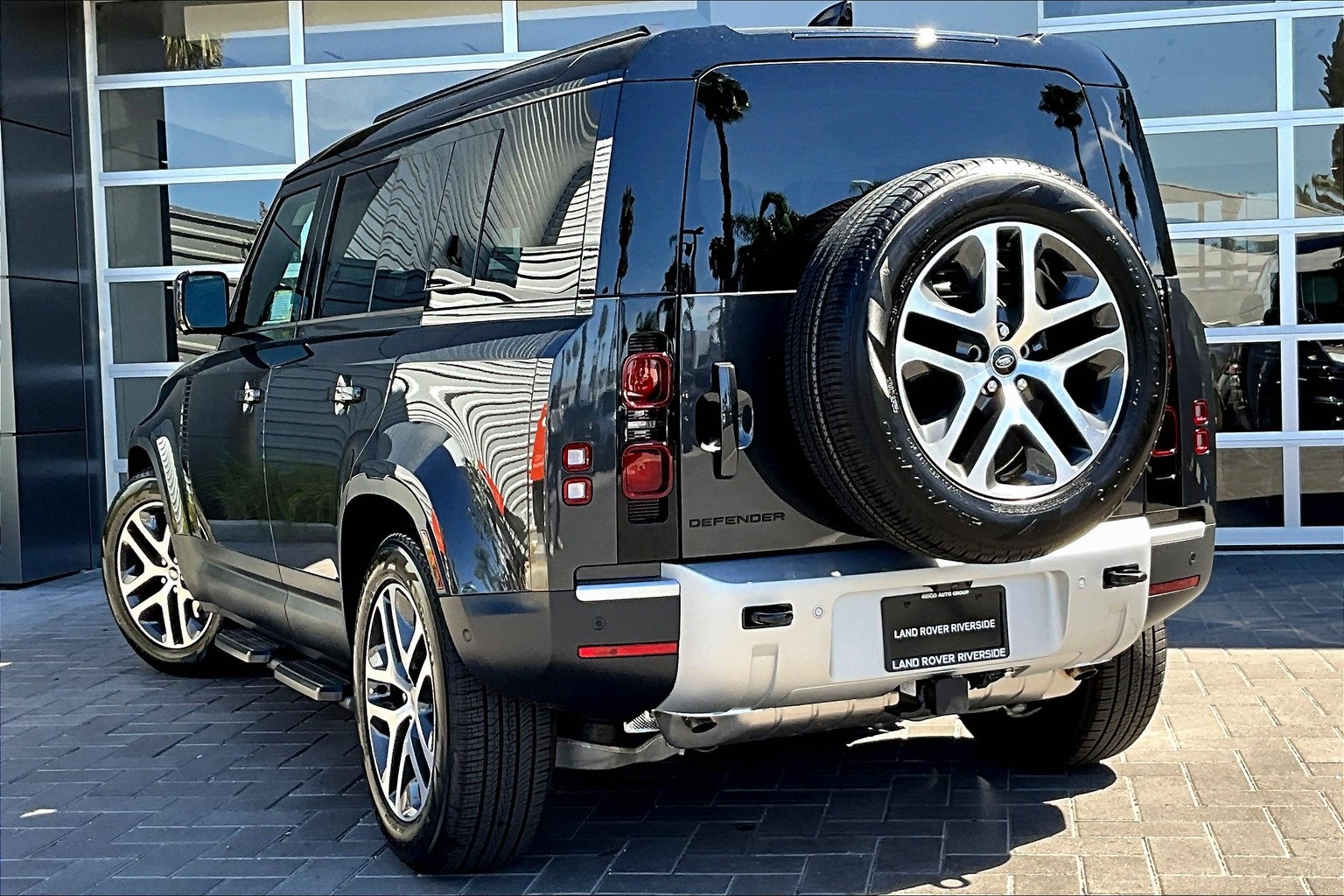 2025 Land Rover Defender 110 S photo 2