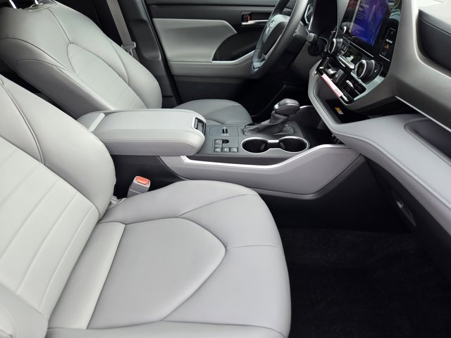 2024 Toyota Highlander XLE photo 5