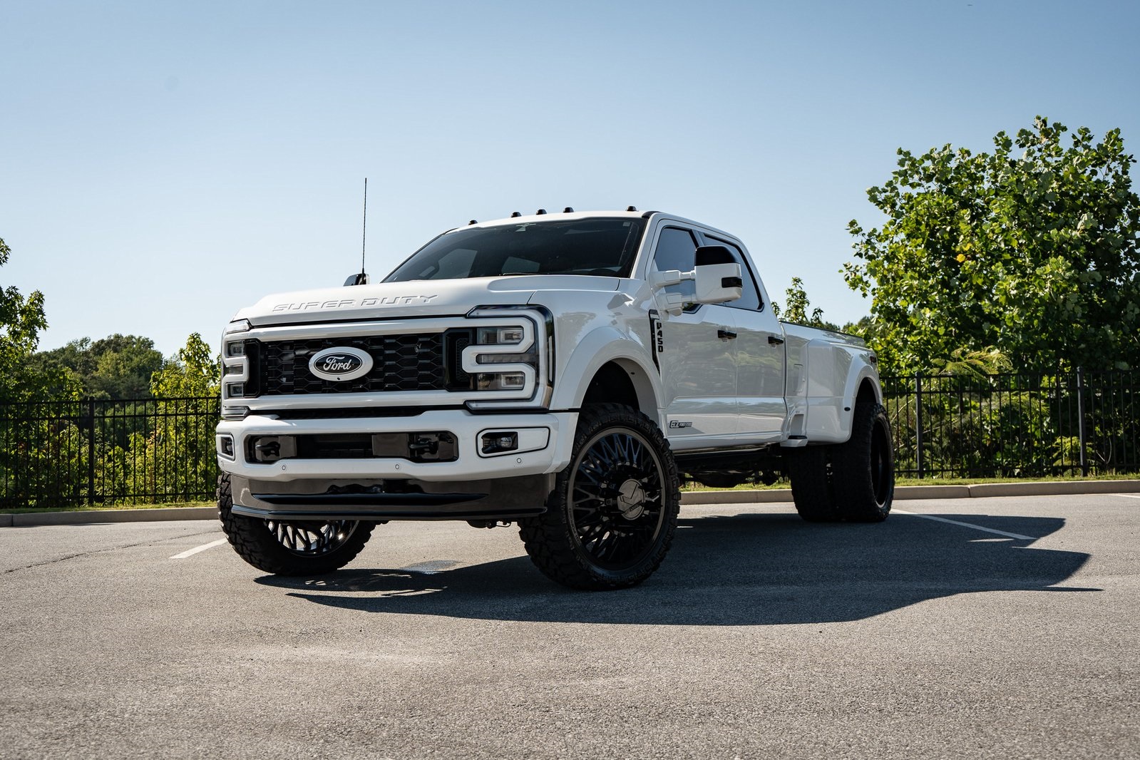 2023 Ford F-450 Super Duty Platinum's photo