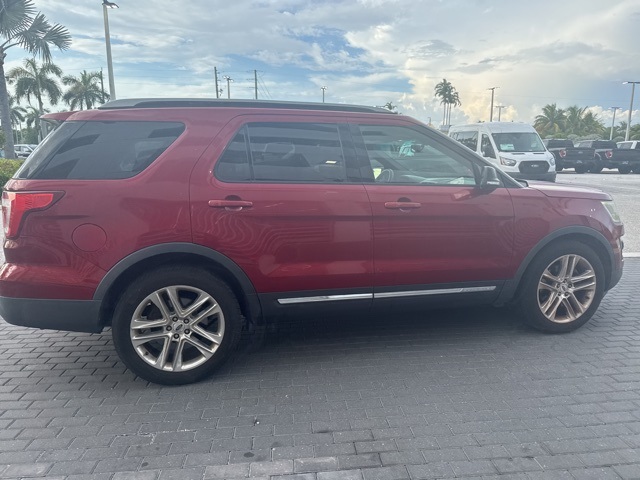 2017 Ford Explorer XLT photo 4