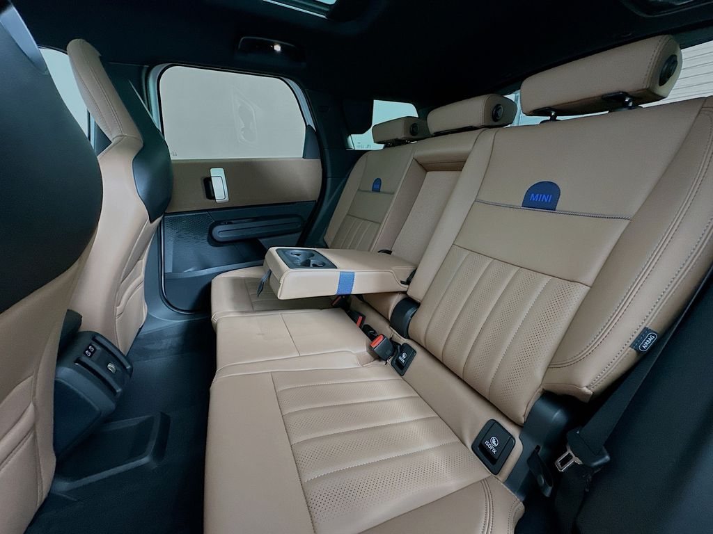 New 2025 White MINI Signature Plus image 17