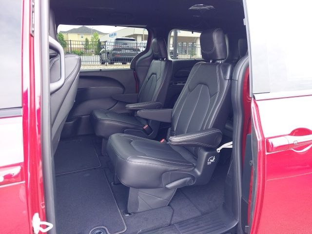 2025 Chrysler Pacifica photo 6