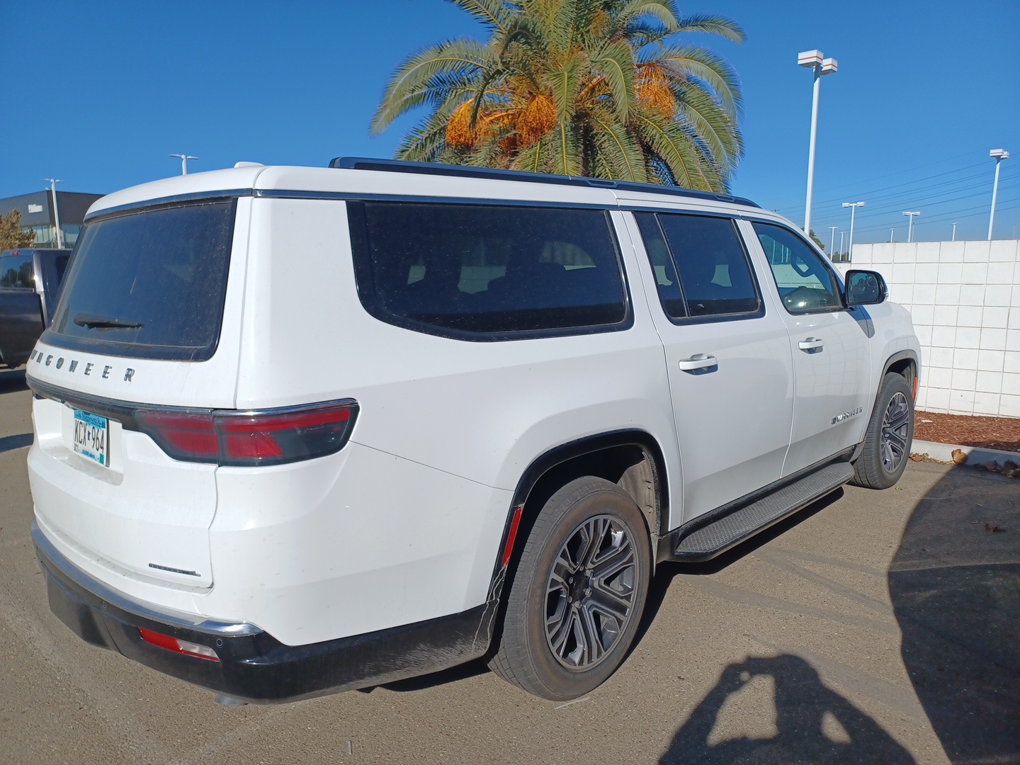 2023 Jeep Wagoneer L Series II photo 3