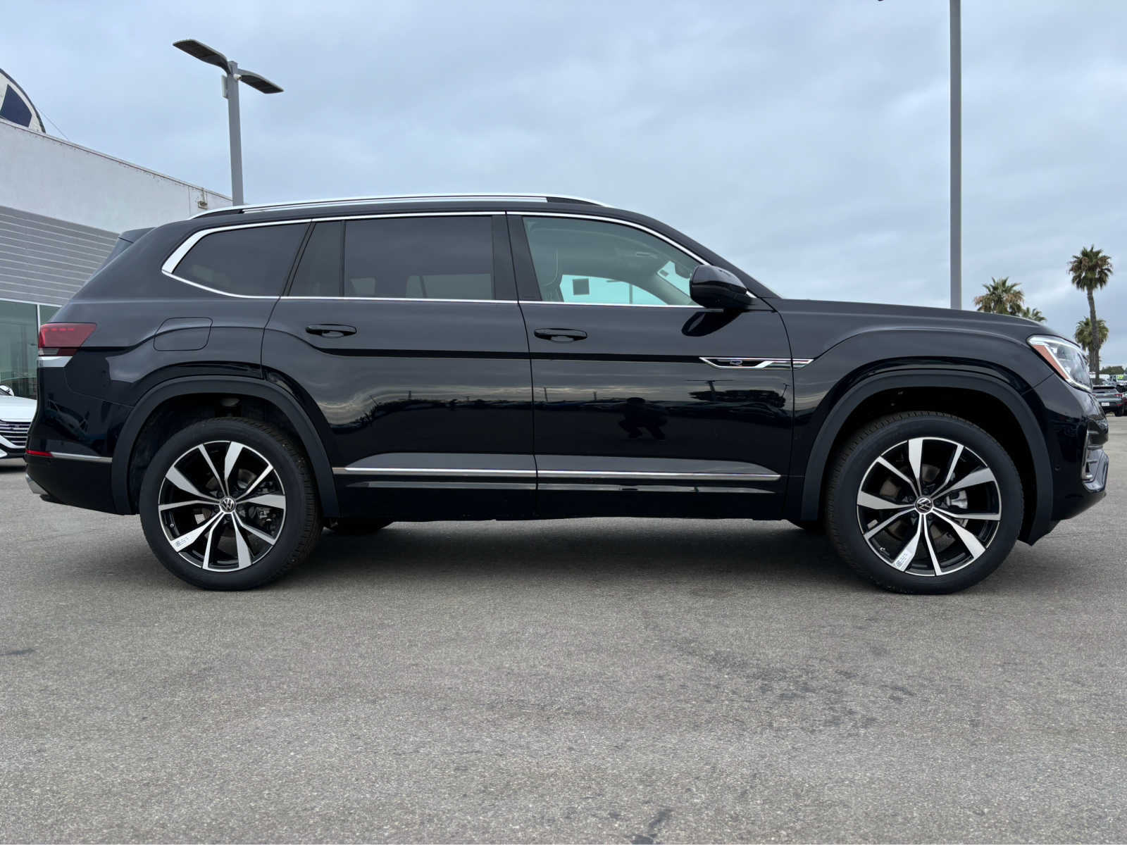 2024 Volkswagen Atlas SEL Premium R-Line photo 2