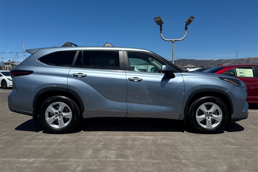 2024 Toyota Highlander LE photo 3