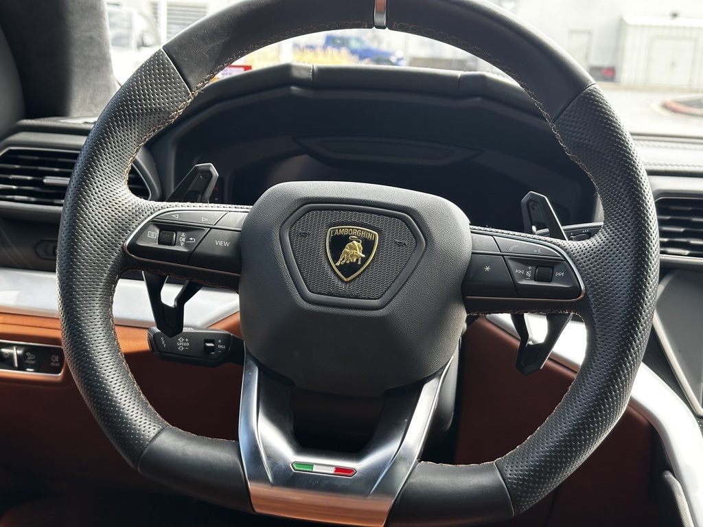 2019 Lamborghini Urus Base photo 29