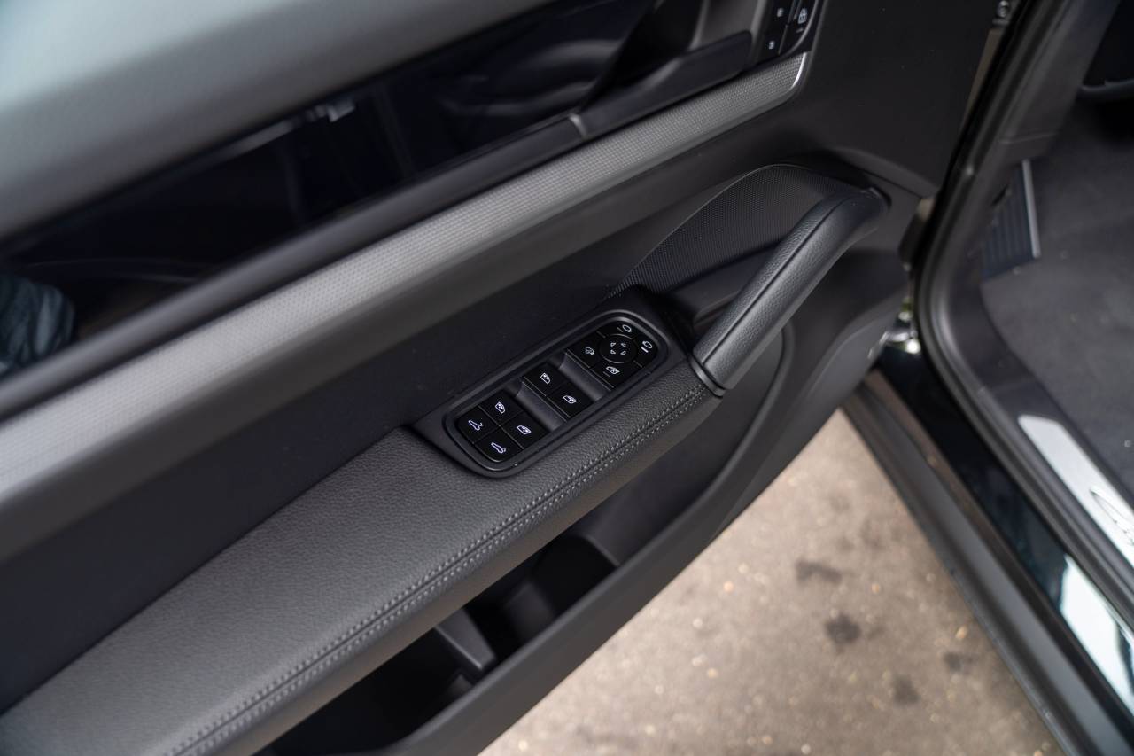 2025 Porsche Cayenne Coupe photo 24