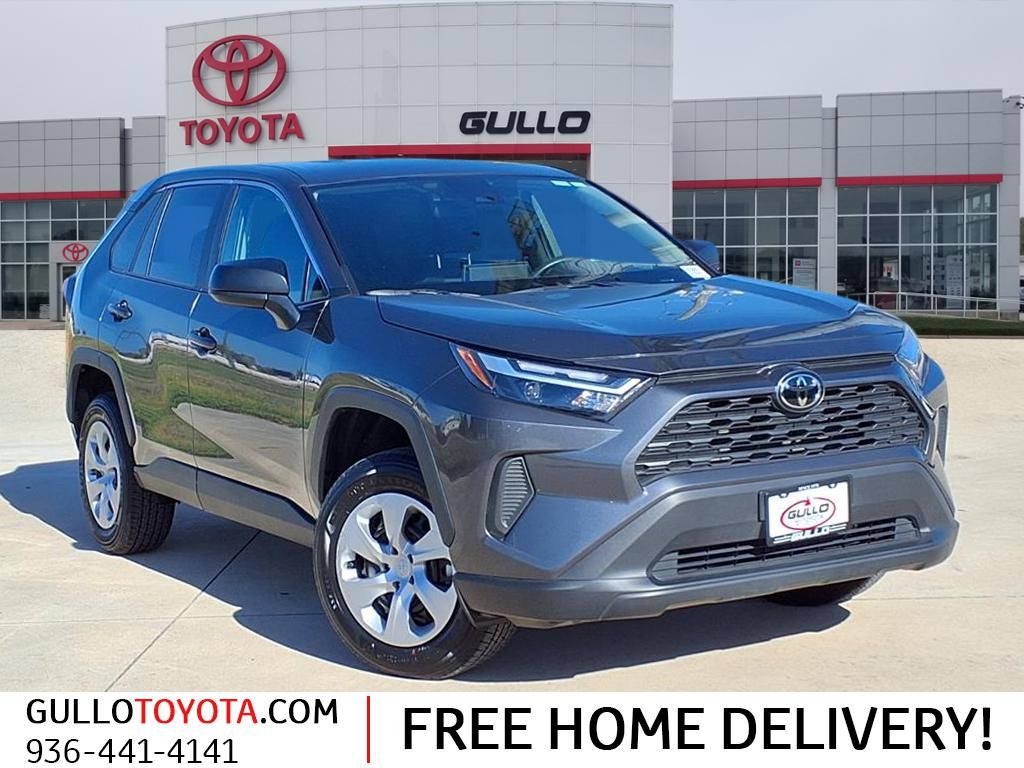 2025 Toyota RAV4 LE's photo