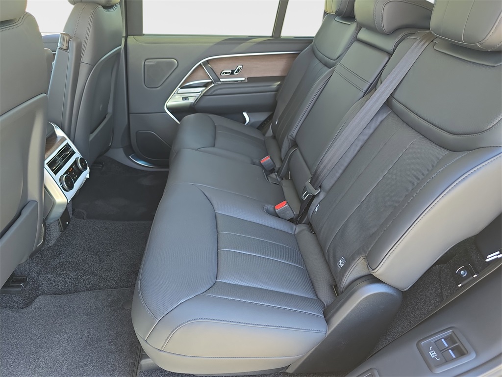 2025 Land Rover Range Rover SE photo 11