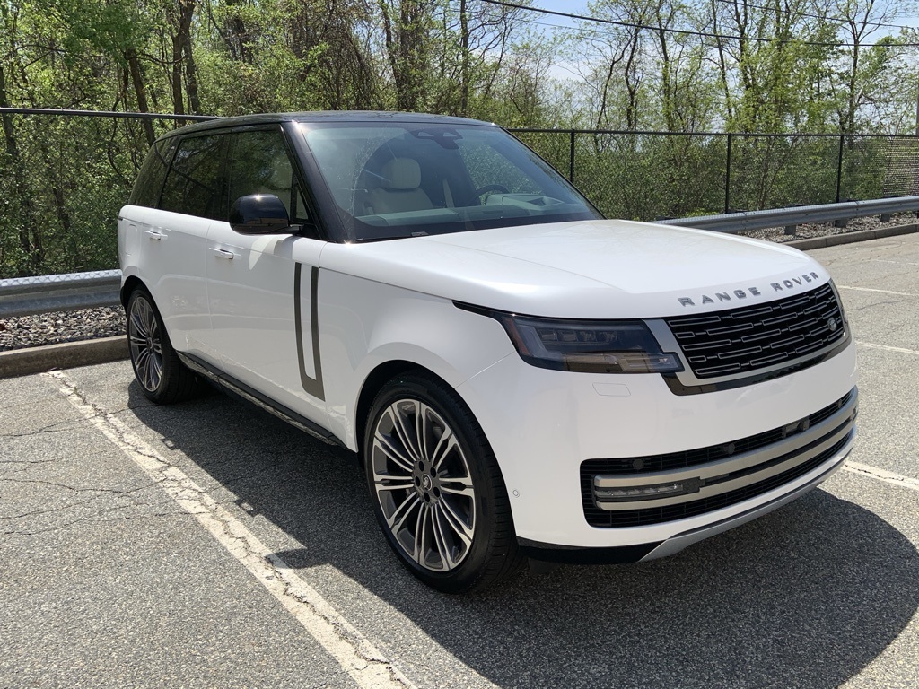 2025 Land Rover Range Rover SE photo 3