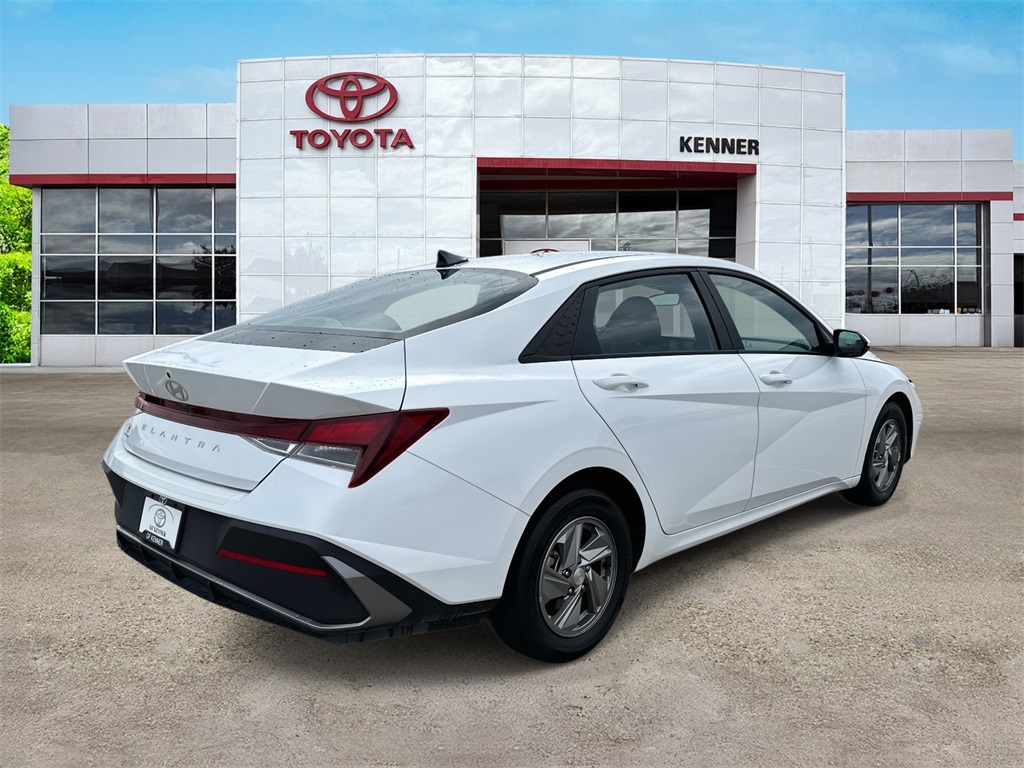 2024 Hyundai Elantra SE photo 4