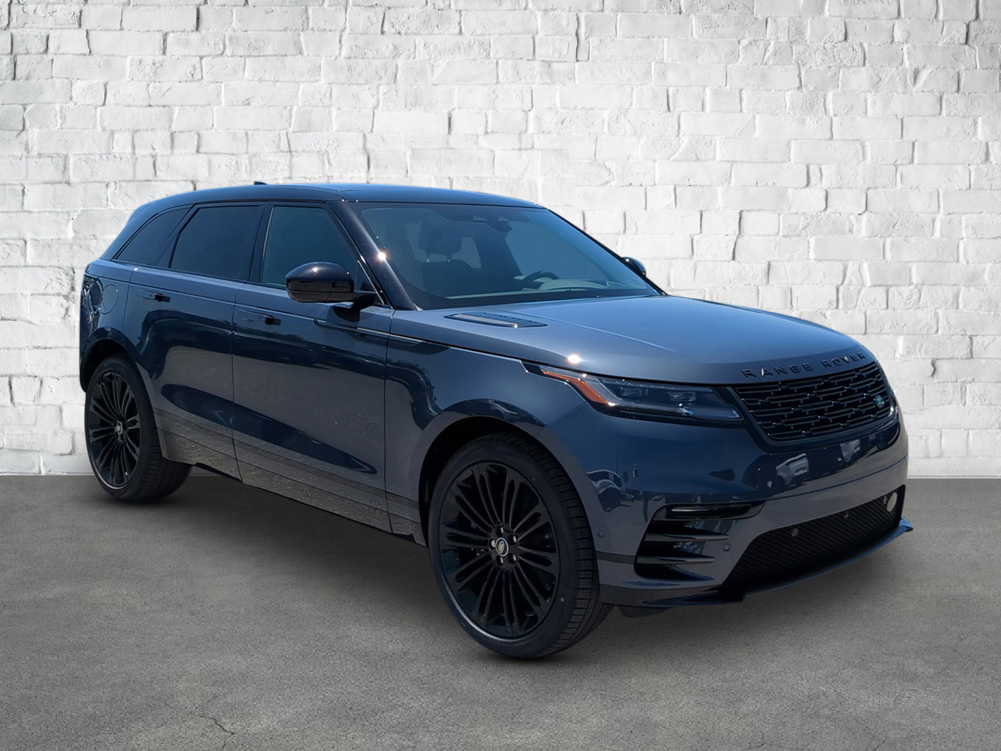 2026 Land Rover Range Rover Velar SE photo 4