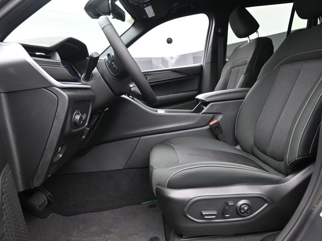2025 Jeep Grand Cherokee Laredo X photo 13