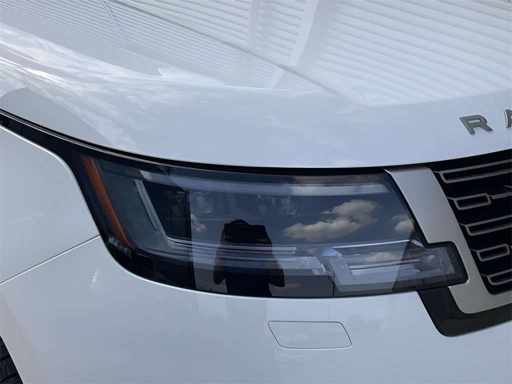2025 Land Rover Range Rover SE photo 11