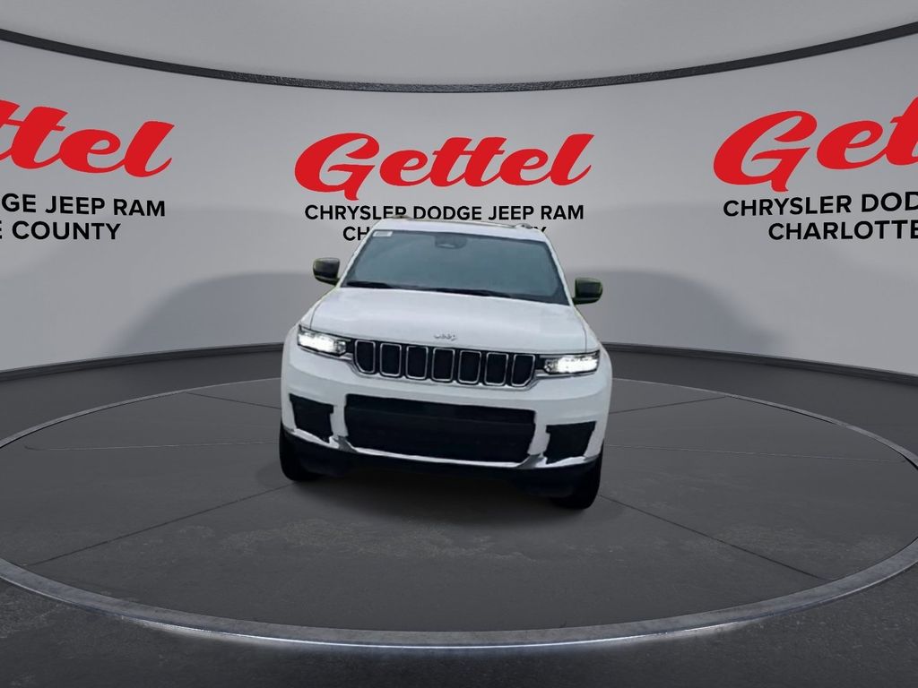 2025 Jeep Grand Cherokee Laredo Altitude photo 3