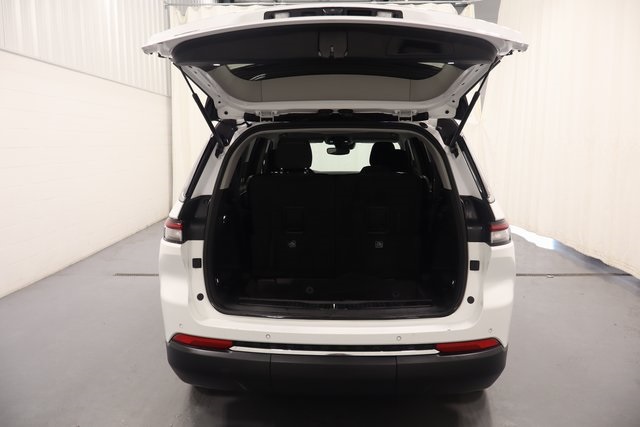 2023 Jeep Grand Cherokee Laredo photo 16