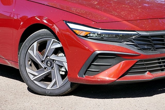 Used 2025 Red Hyundai SEL Sport image 3