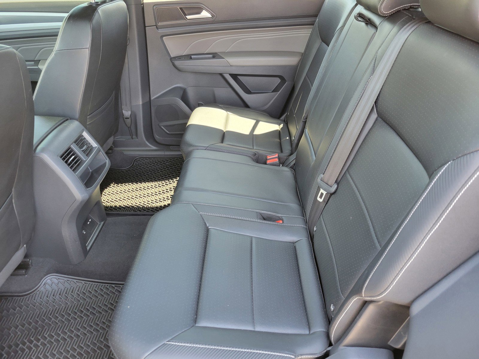 2022 Volkswagen Atlas Cross Sport SEL R-Line photo 11