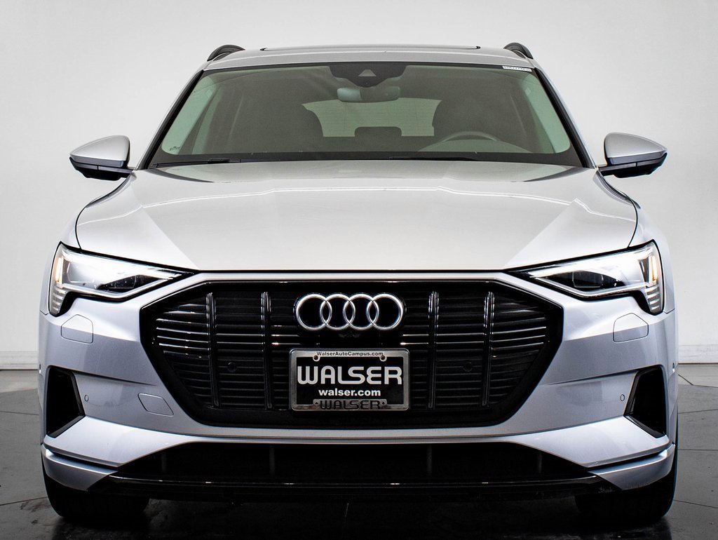 2022 Audi e-tron Premium photo 2