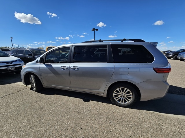 2017 Toyota Sienna XLE Premium photo 8