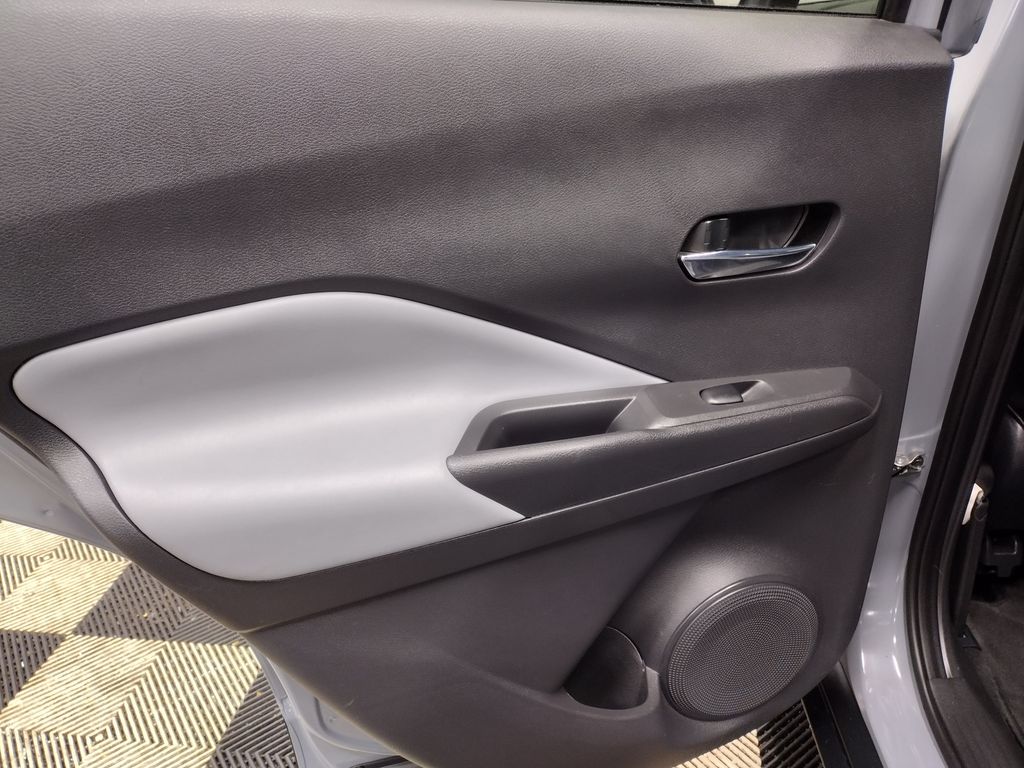 2021 Nissan Kicks SR photo 18