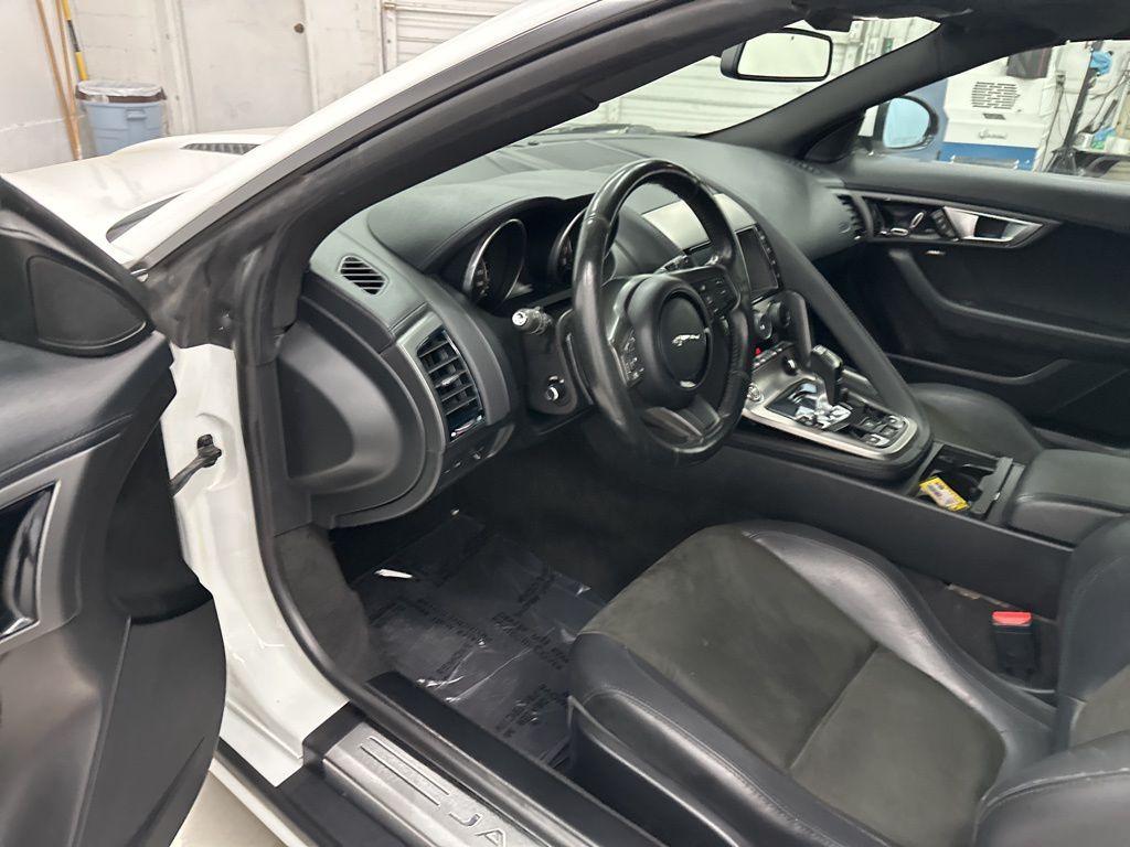 2017 Jaguar F-TYPE Premium photo 9