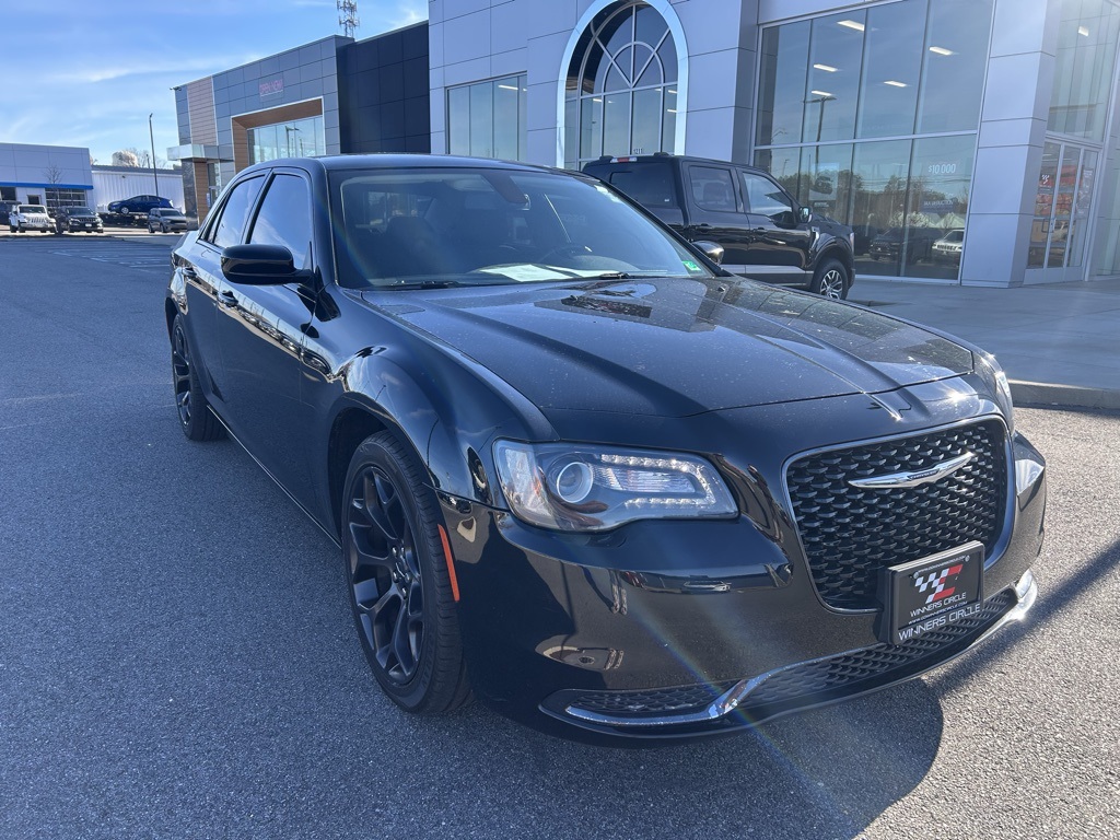 2020 Chrysler 300 Touring's photo