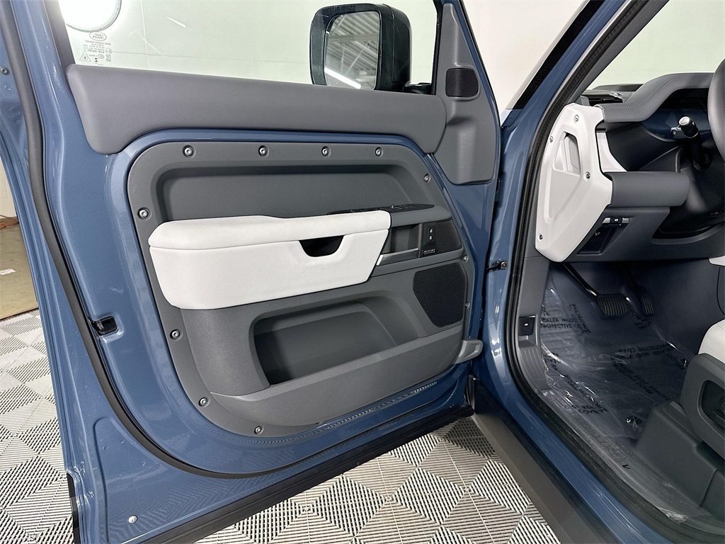 2025 Land Rover Defender 110 X-Dynamic SE photo 17