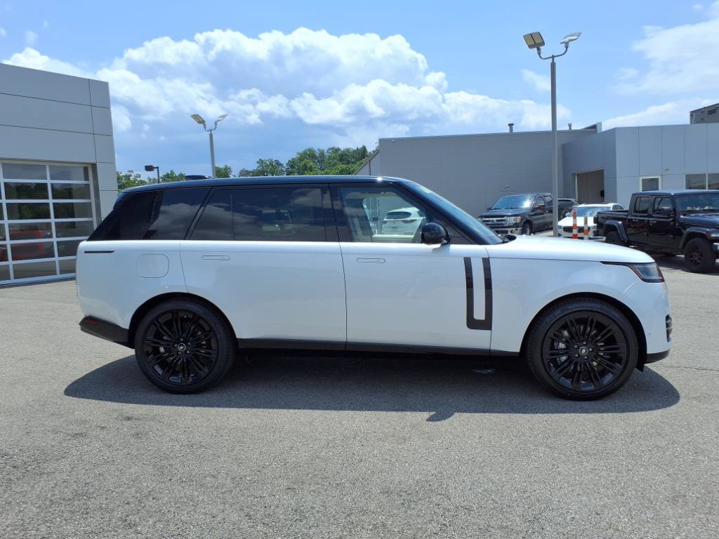 2025 Land Rover Range Rover SE photo 6